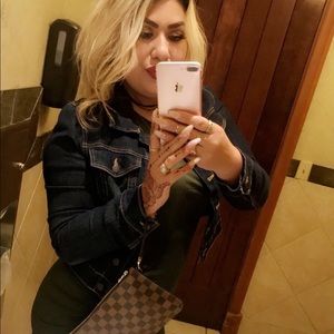 Meet your Posher, Iris